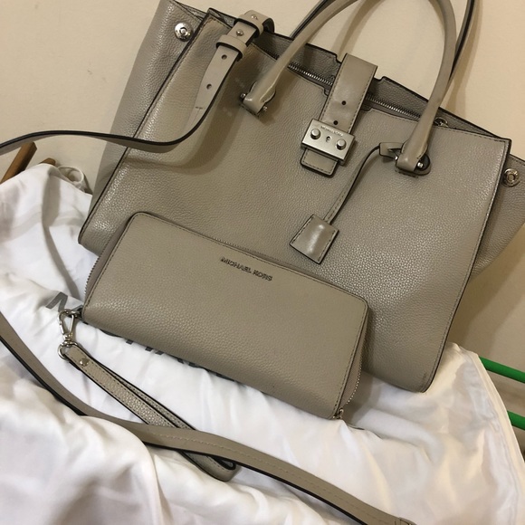 Michael Kors Handbags - Michael Kors set purse and wallet purse set